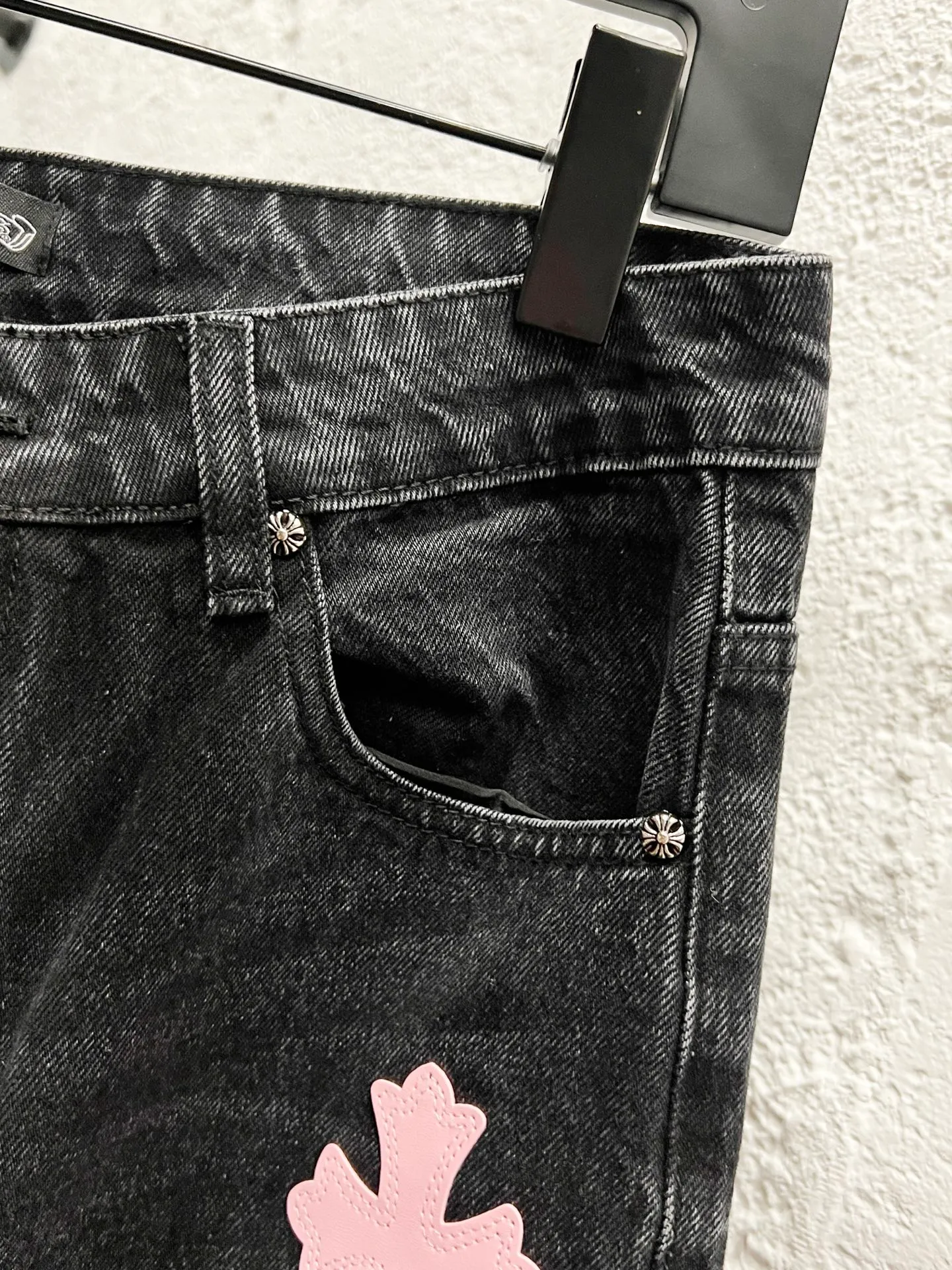P250 model number: H930 Chrome hearts & Chrome hearts 25ss pink and black leather black trousers cross patch leather jeans CH Chrome hearts double knee cross patch leather bo1 version logging pants straight work pants B136 Chrome hearts cross Sanskrit overalls Price 24W level, patch cross flower embellishment, high waist washed jeans! ! Absolutely high-end luxury products, 1.9W level god-level single products, super popular products, made by top heavy industry, not to be missed. About Zangyin, this is an extremely luxurious fashion brand, which can also be called the nobles of the high street. It has always been an exclusive brand of some hipsters or rich second generation. Compared with ordinary high streets, it is more luxurious and noble. Compared with luxury brands, it has a more fashionable personality and has always been a brand that I have a special liking for. Imported yarn is custom-woven into a high-density twill canvas, which ensures a crisp shape while also making the fabric feel very delicate. It follows the B01 classic shape, with a crisp and stylish upper body. The ready-made garments are stone-ground and fermented, so they can be matched with any style. Buttons and zinc-brushing are washed with genuine YKK retro metal products. Double-layered canvas on the front. Perfect details. All hardware is perfect. Size: 30-32-34-36 Color: pink and black leather and black pants